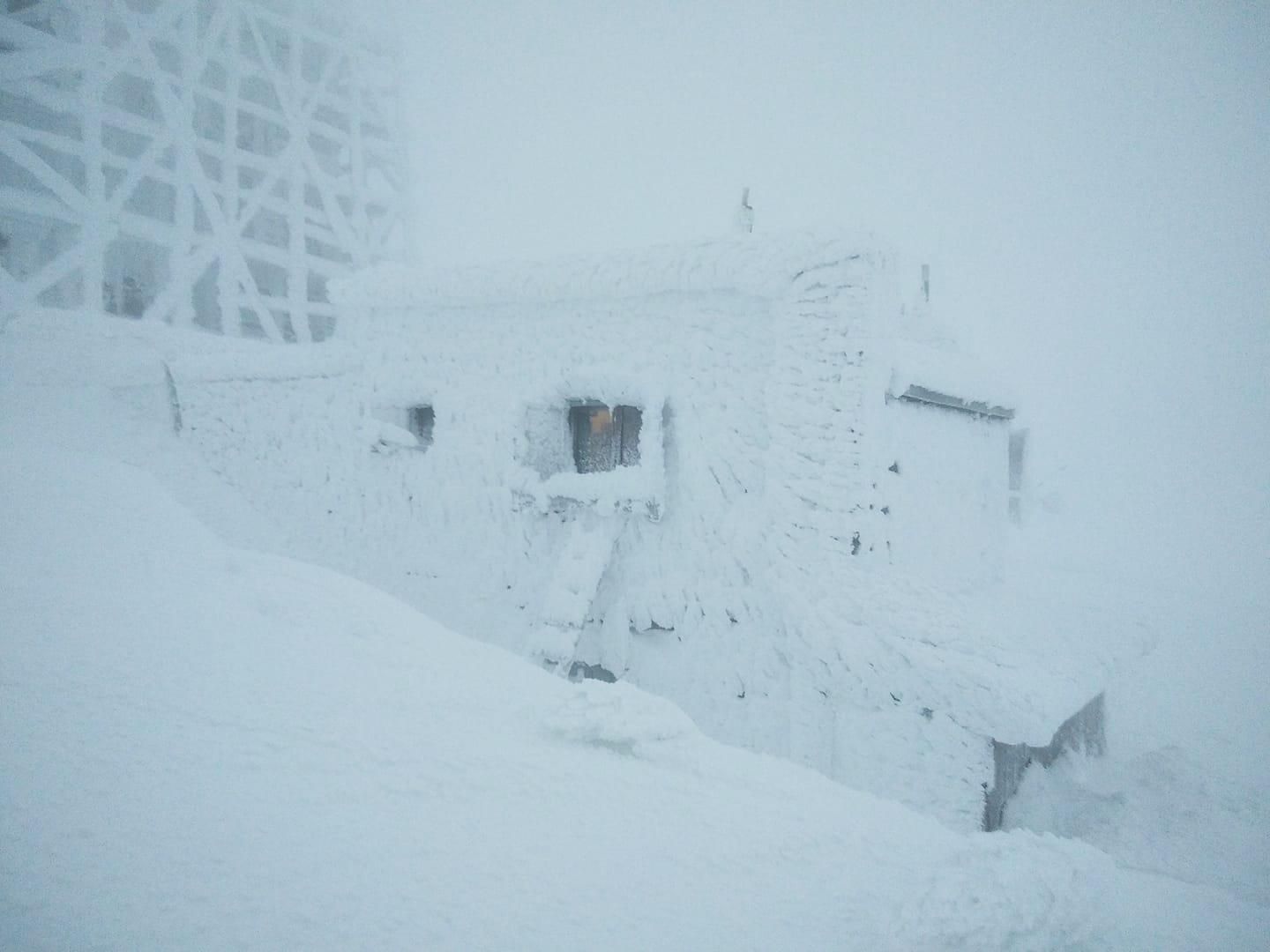 ДСНС показала, як у Карпатах лютує негода: промовисте відео ДСНС показала, як у Карпатах лютує негода: промовисте відео