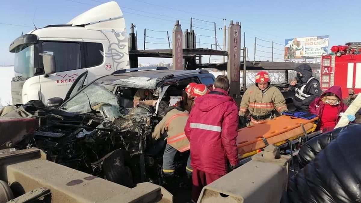 В Одеській області позашляховик влетів у фуру