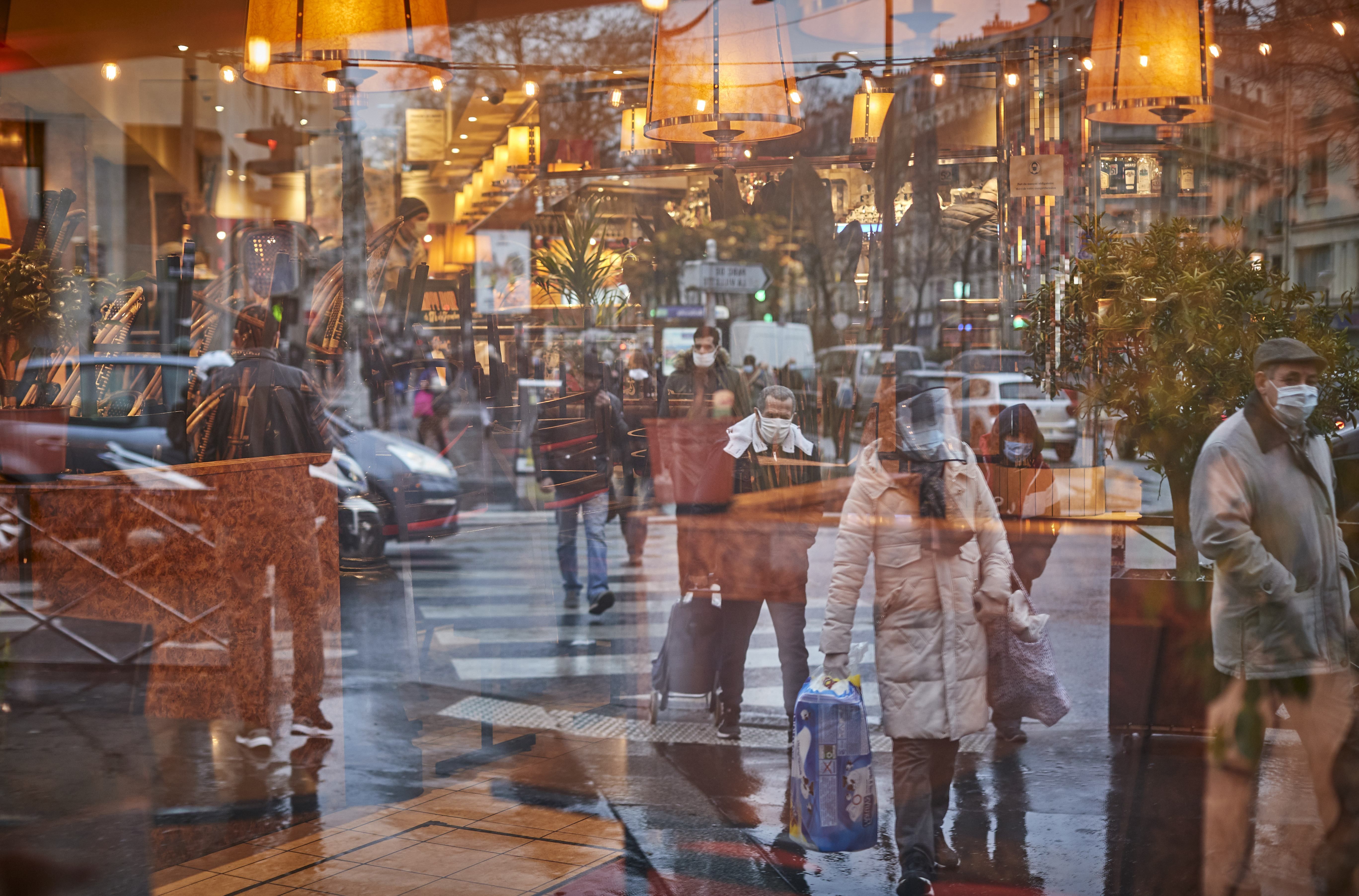 Комендантский час и контроль: во Франции усиливают карантин Комендантский час и контроль: во Франции усиливают карантин