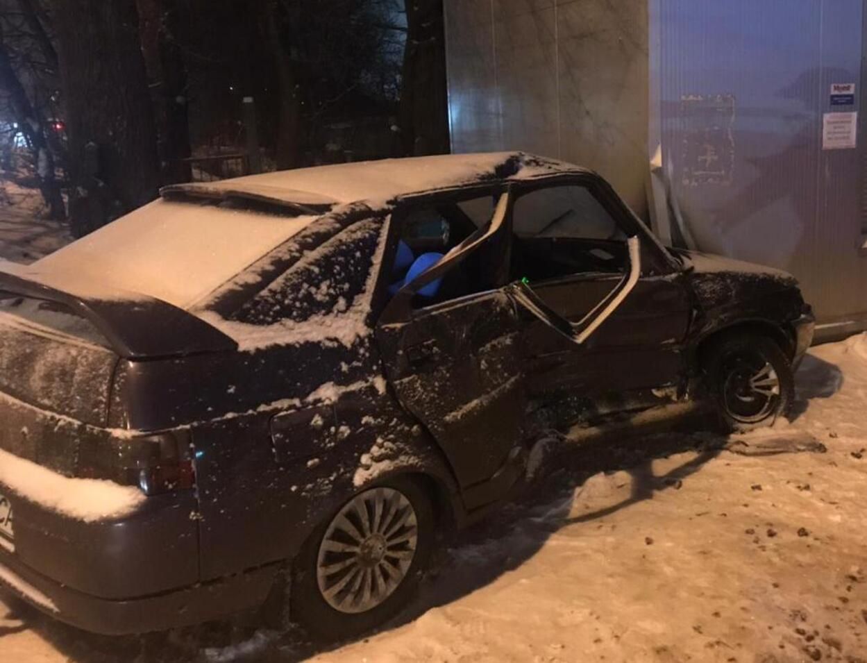 У Львові зіштовхнулись ВАЗ та Mercedes: травмувались 4 людини – фото автотрощі