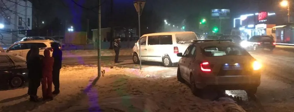 У Львові зіштовхнулись ВАЗ та Mercedes: травмувались 4 людини – фото У Львові зіштовхнулись ВАЗ та Mercedes: травмувались 4 людини – фото