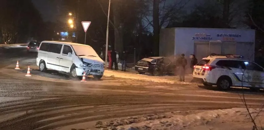 У Львові зіштовхнулись ВАЗ та Mercedes: травмувались 4 людини – фото