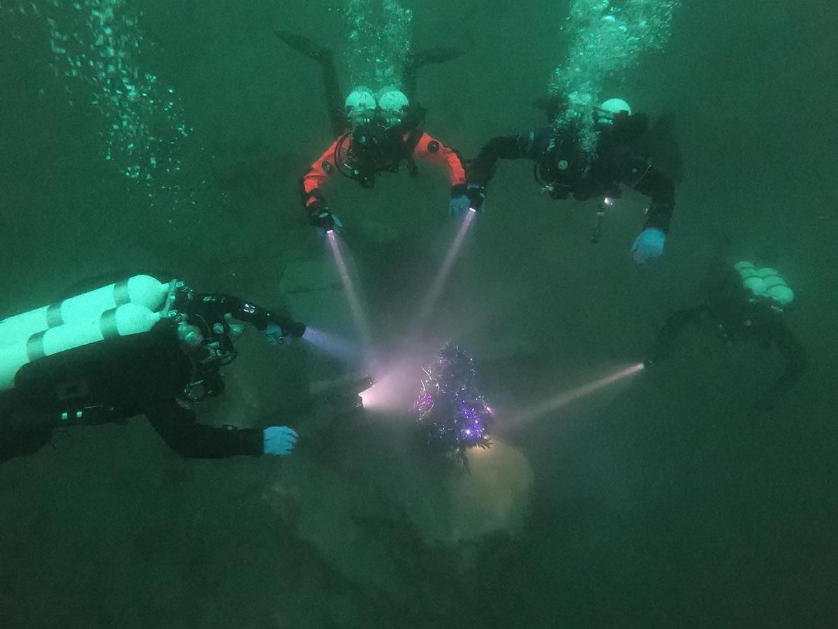 В Дніпрі драйвери встановили святкову ялинку на дні кар'єру В Дніпрі драйвери встановили святкову ялинку на дні кар'єру