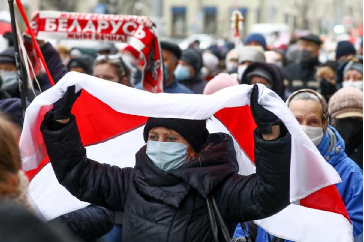 Лукашенко вніс зміни у кодекси про порушення: які штрафи за прапори Лукашенко вніс зміни у кодекси про порушення: які штрафи за прапори