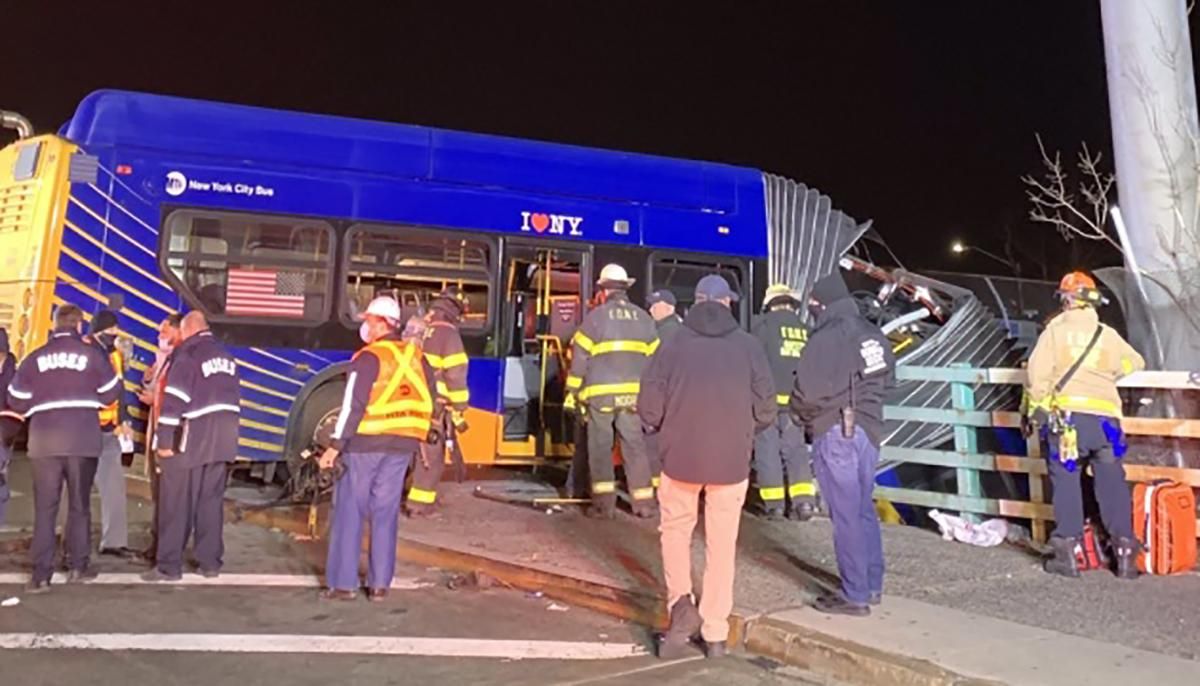Автобус вилетів з дороги та випав за естакаду в Нью-Йорку: фото, відео