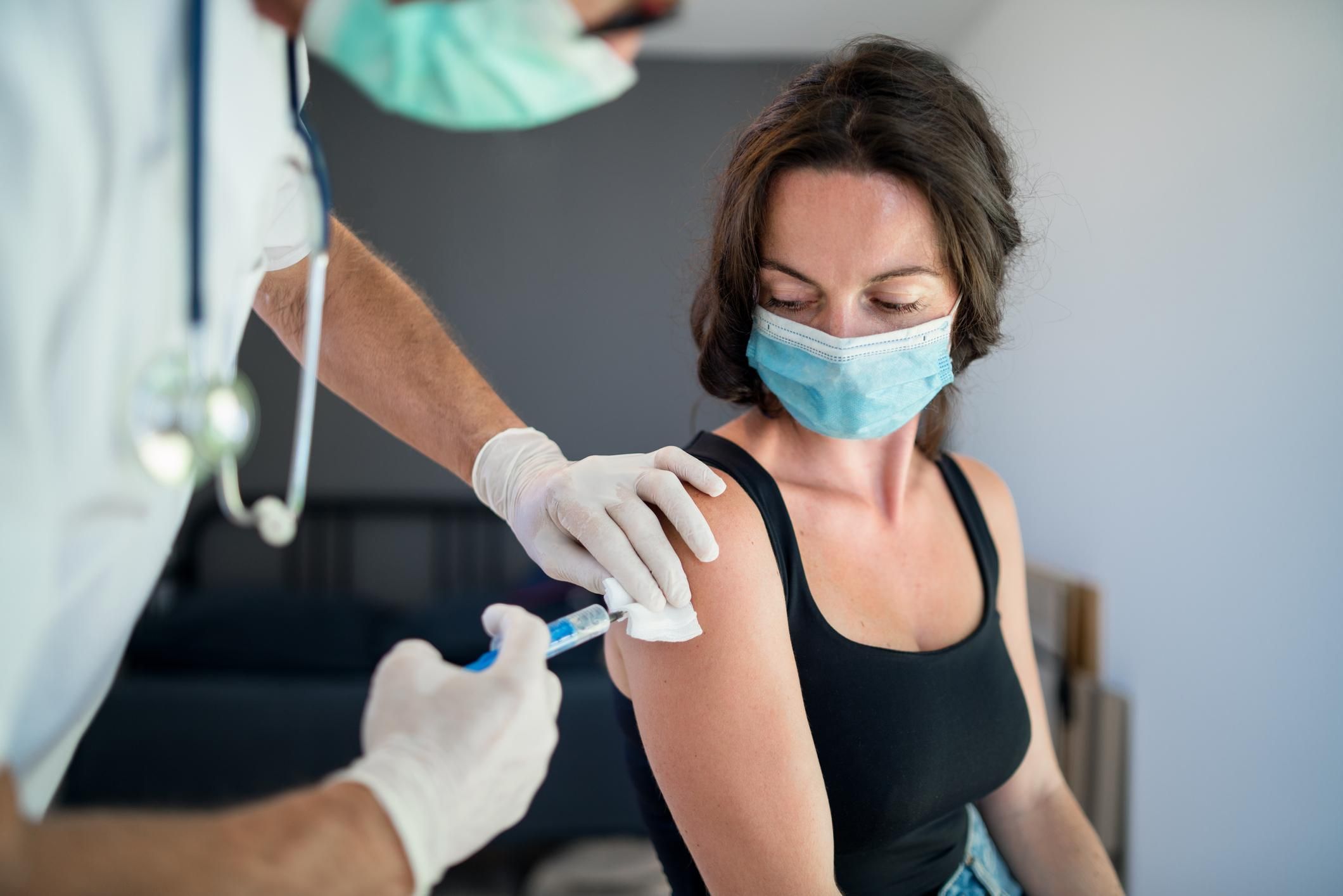 Pfizer временно сокращает поставки вакцины от COVID-19 в Европу