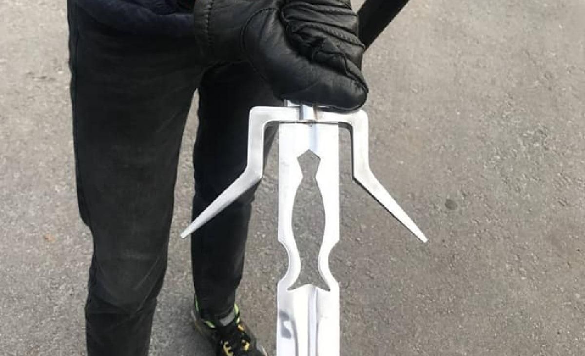 В Запорожье парень 12.01.2021 ходил с мечом по улицам В Запорожье парень 12.01.2021 ходил с мечом по улицам