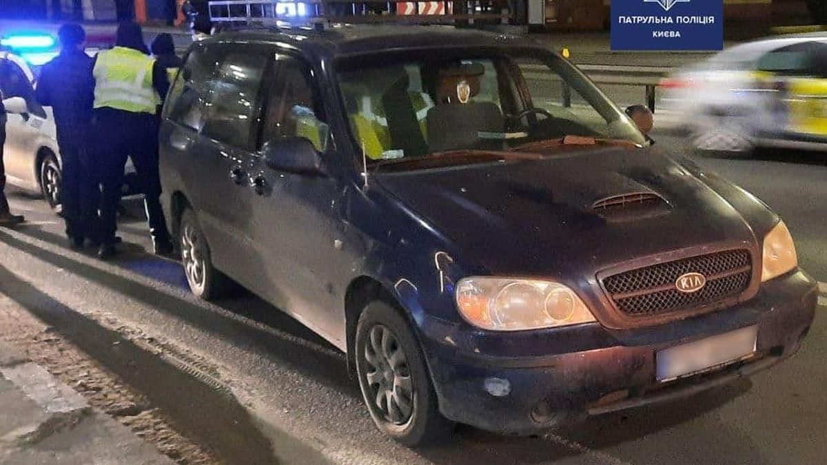 В Киеве патрульные остановили крайне нетрезвого водителя В Киеве патрульные остановили крайне нетрезвого водителя