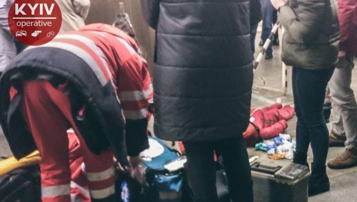В Киеве на одной из важнейших станций метро человек упал на рельсы