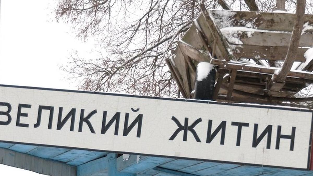 На Ровенщине юноши на Щедрый вечер забросили телегу на крышу остановки На Ровенщине юноши на Щедрый вечер забросили телегу на крышу остановки