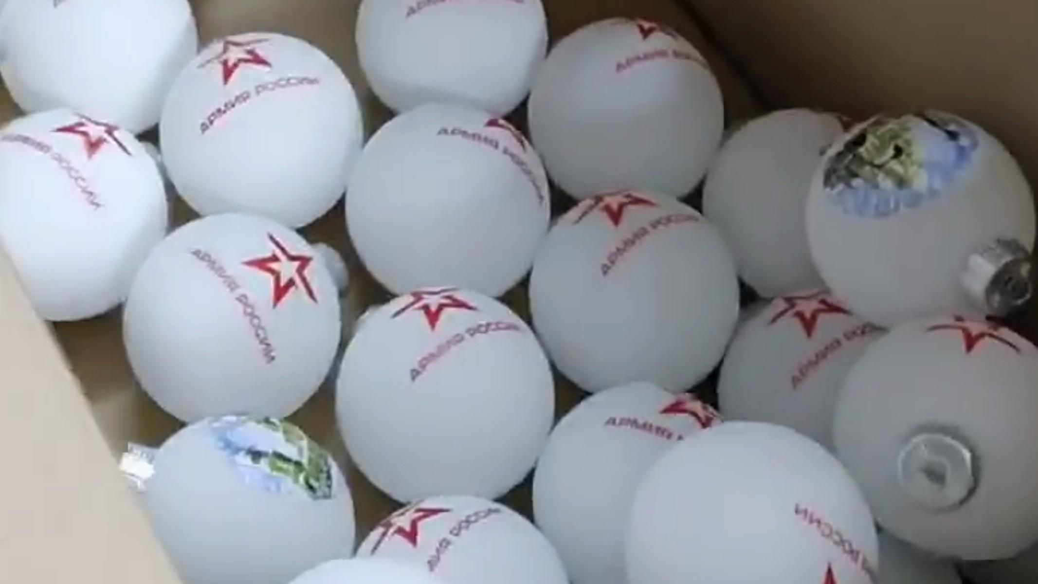 Іграшки з логотипом армії Росії у NOVUS підкинув невідомий чоловік Іграшки з логотипом армії Росії у NOVUS підкинув невідомий чоловік