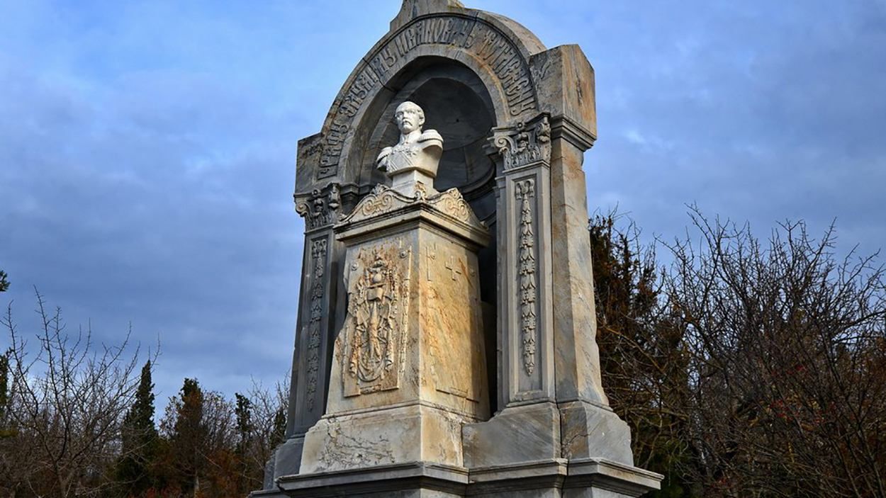 Военное кладбище в Севастополе превратилось в руины - Крым Реалии