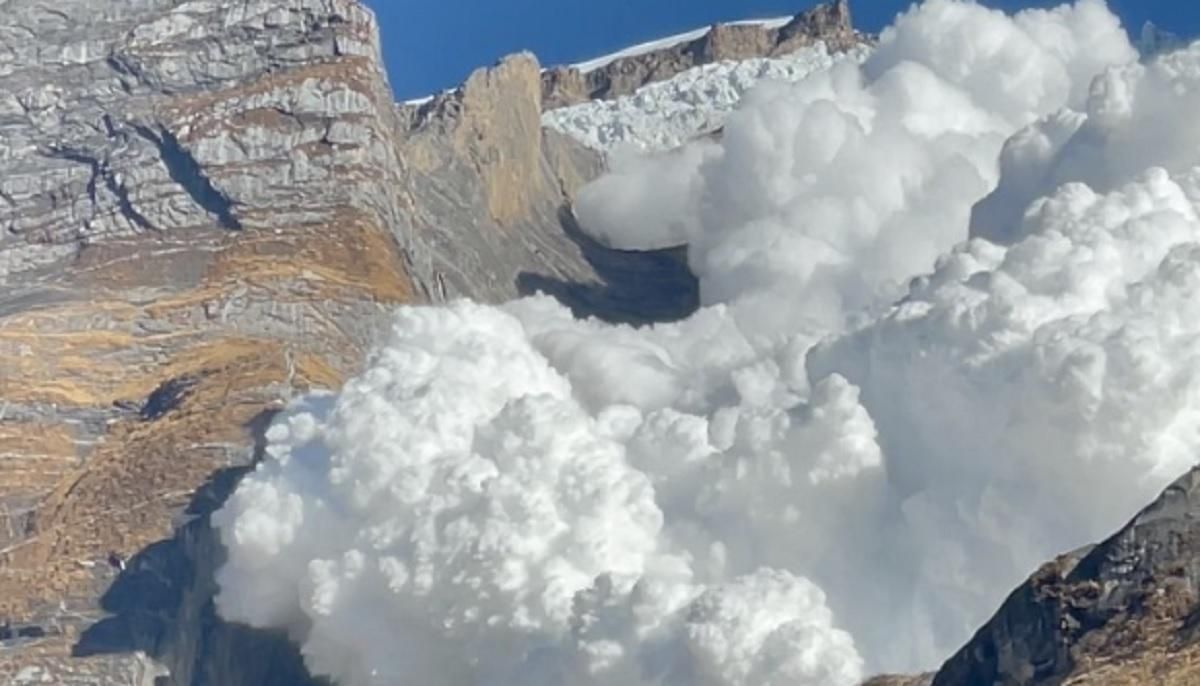 У Непалі зійшла велика снігова лавина: відео, зняте туристами