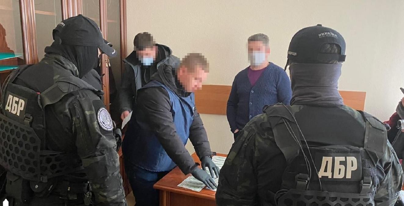 Керівників Нацагентства з акредитації спіймали на хабарі: фото Керівників Нацагентства з акредитації спіймали на хабарі: фото