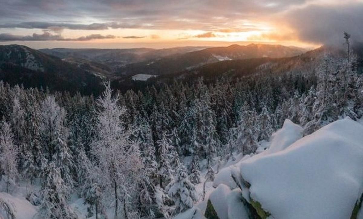 У Карпатах випало 96 сантиметрів снігу, є загроза лавин – фото У Карпатах випало 96 сантиметрів снігу, є загроза лавин – фото