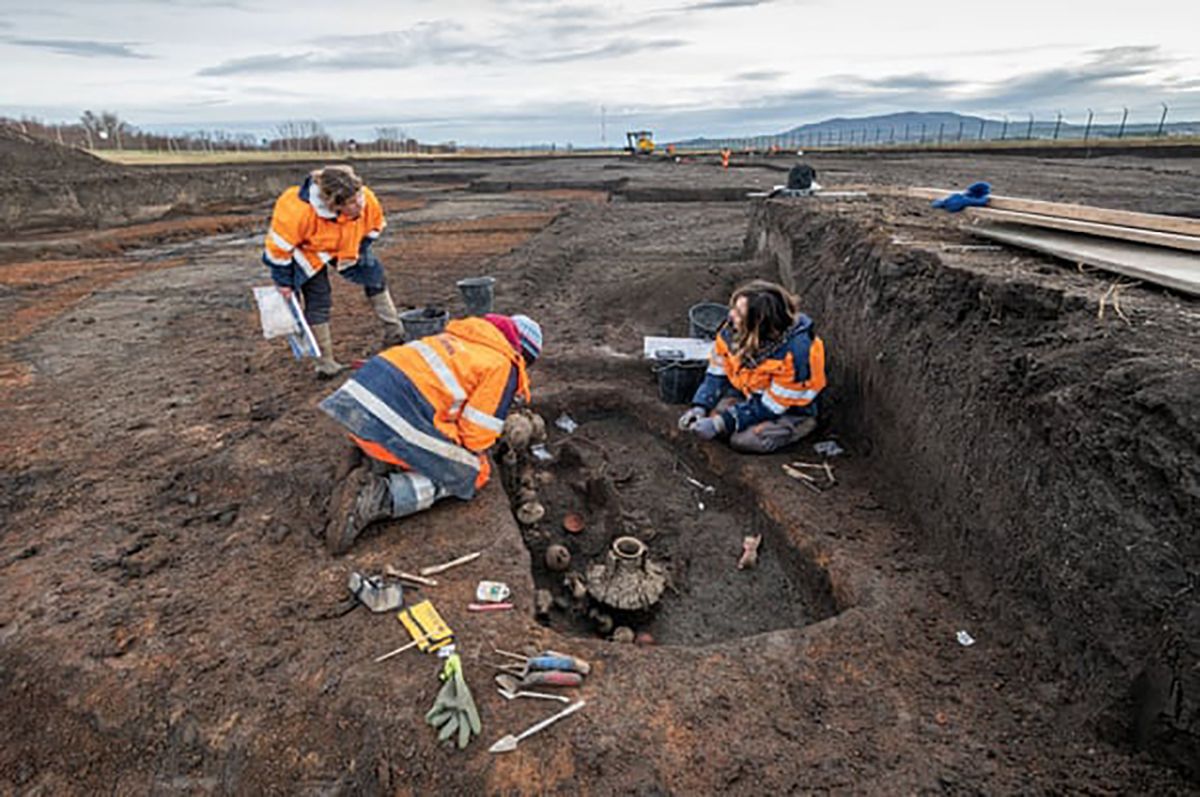 Французькі археологи знайшли 2000-річну могилу дитини з собакою Французькі археологи знайшли 2000-річну могилу дитини з собакою