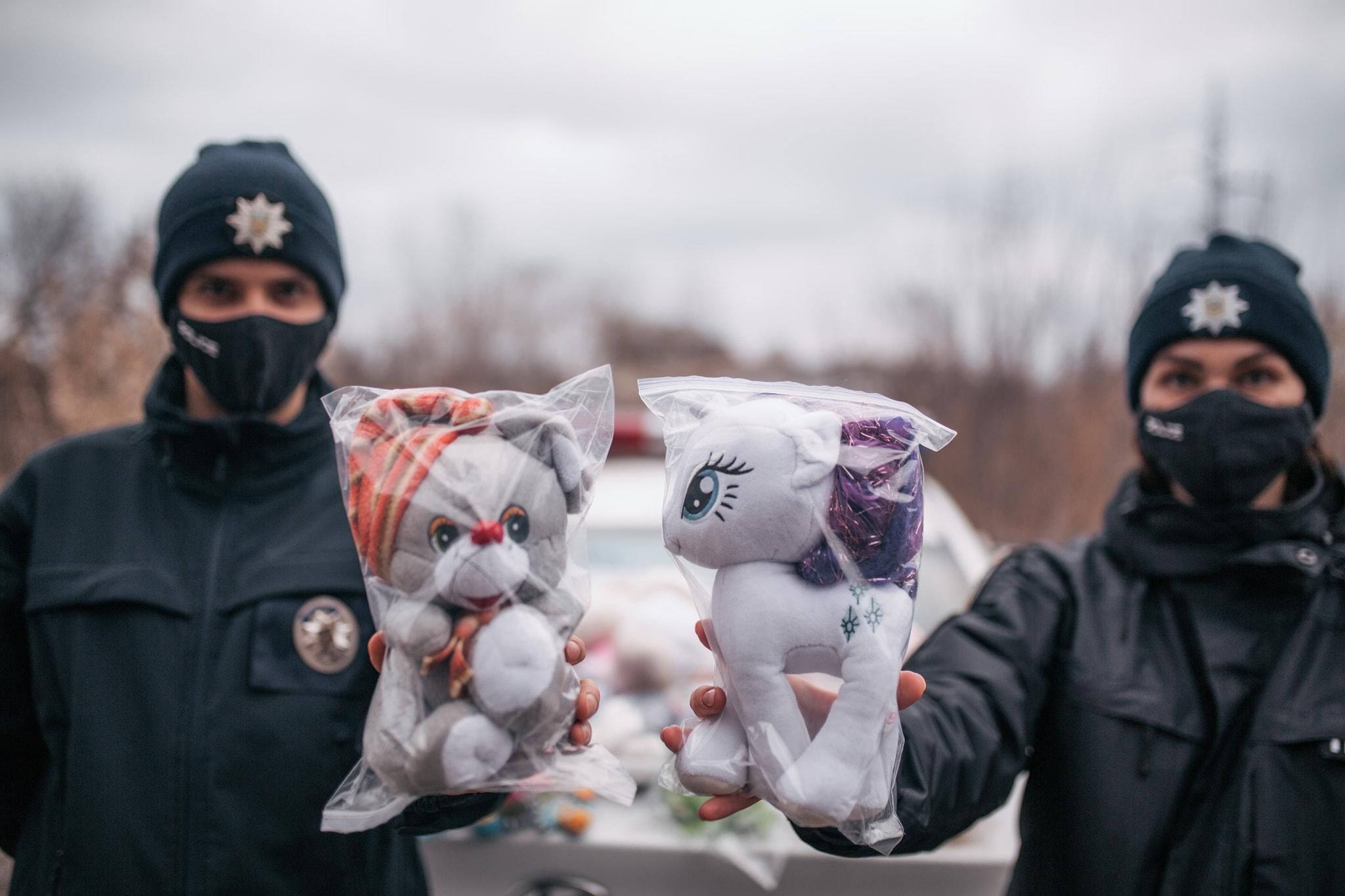 Харківські патрульні возять з собою у машині іграшки