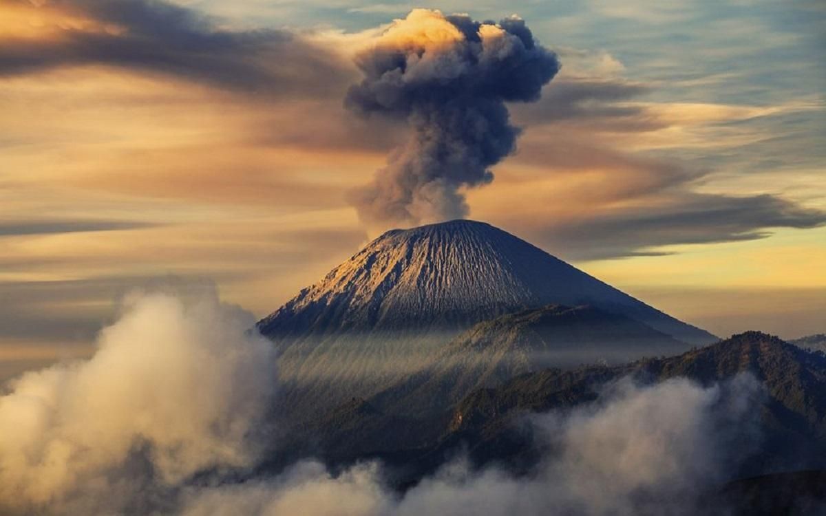 В Індонезії вулкан викинув попіл на 5 кілометрів в небо, відео