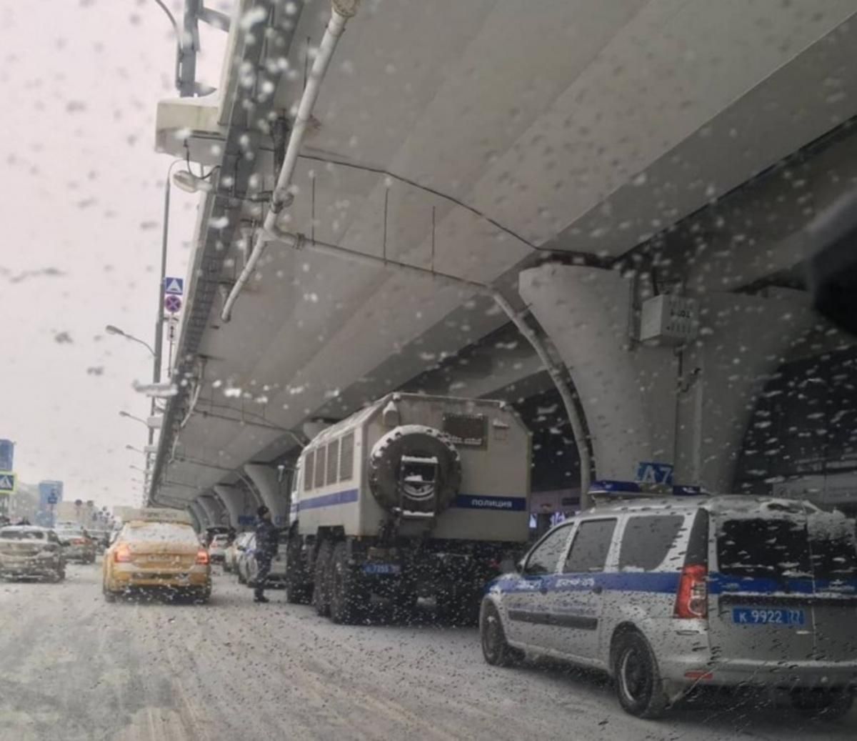 До аеропорту, в який прилетить Навальний, стягують спецтехніку: відео