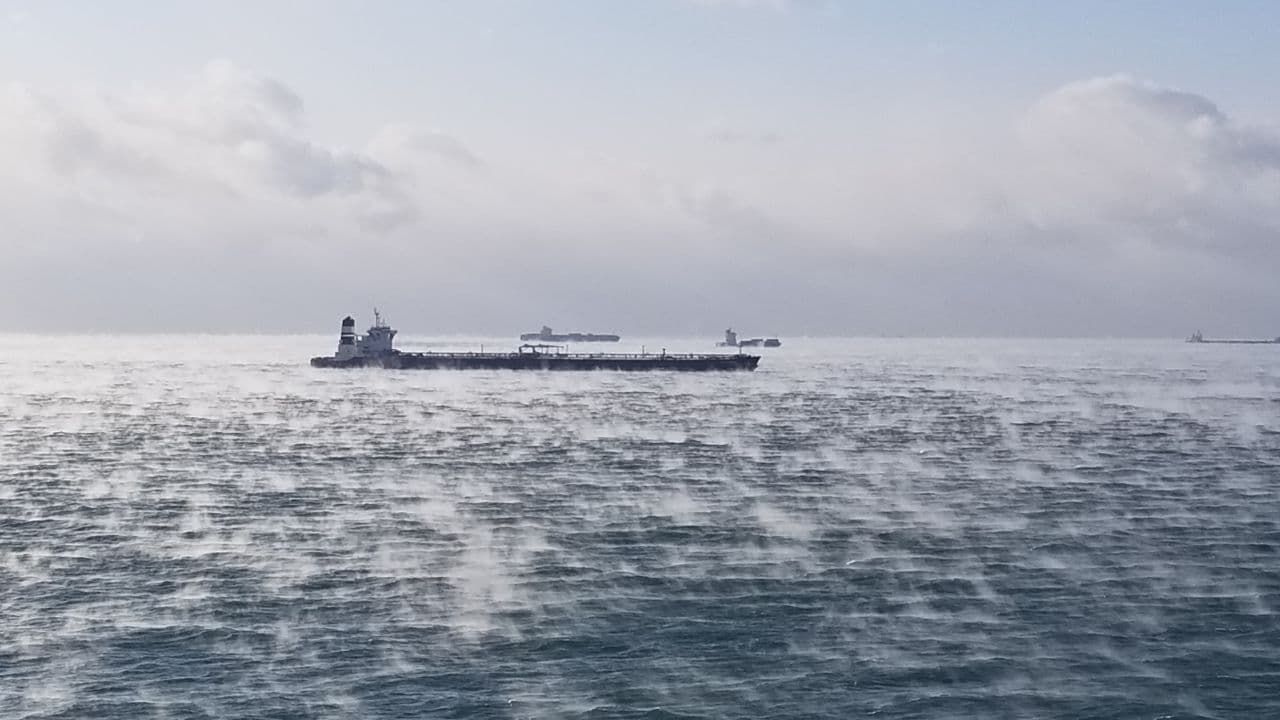 В Одесі закипіло море: вражаючі фото та відео природного явища