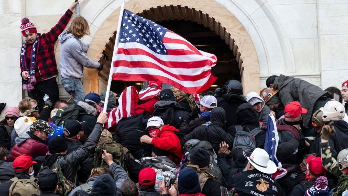 Чому штурм Капітолія у США не був мирним протестом