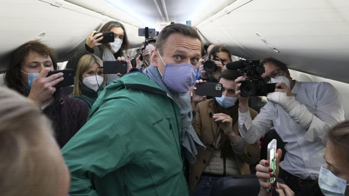 Не боїться повертатися: літак з Навальним вилетів до Москви