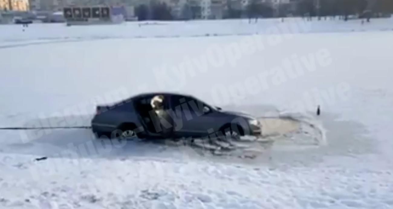 Автомобіль застрягнув у замерзлому озері Києва – відео