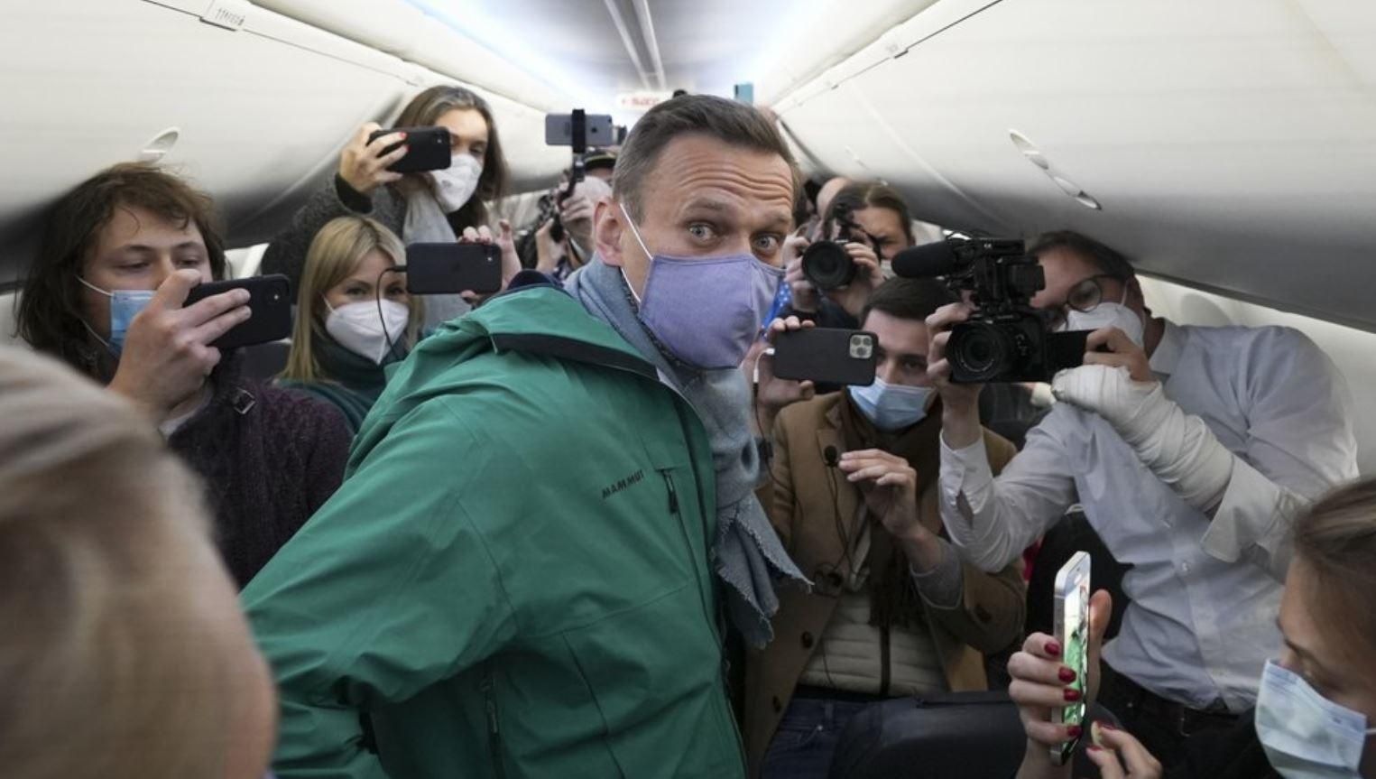Не боится возвращаться: самолет с Навальным вылетел в Москву