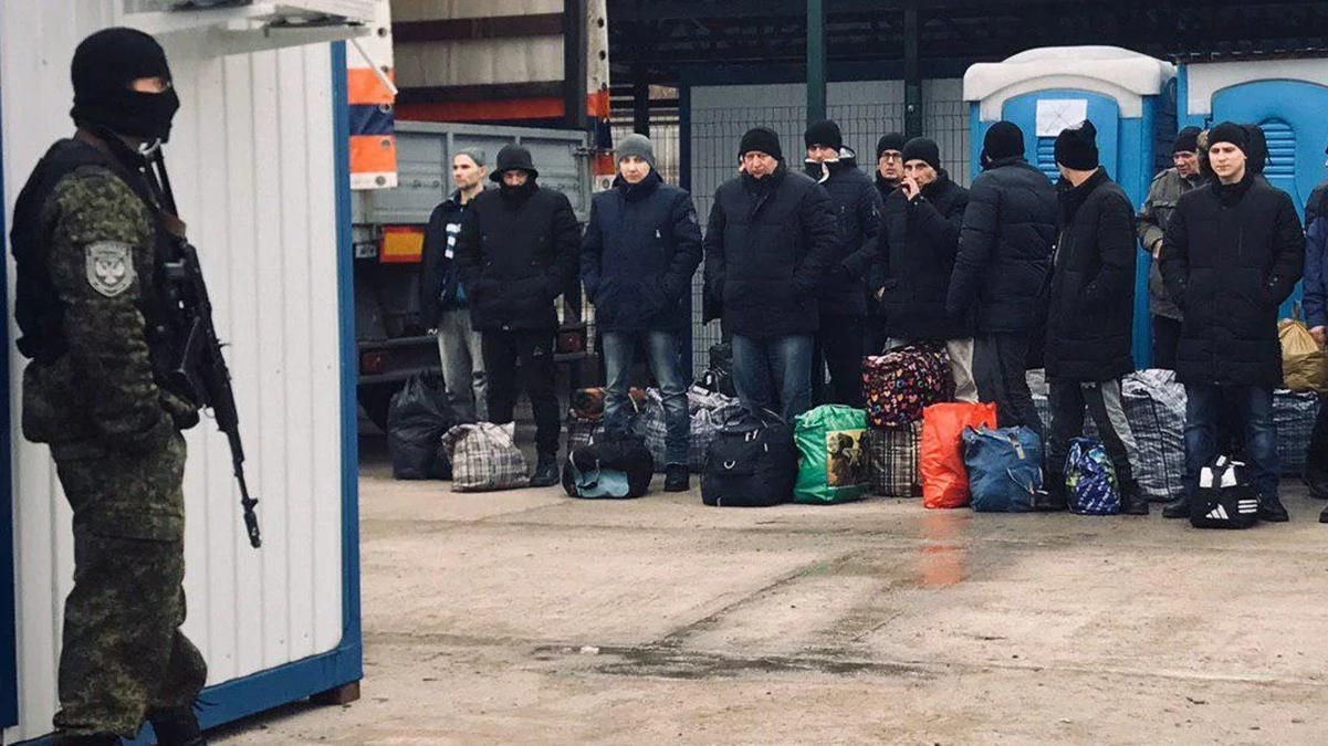 Українські спецслужби перевірять полонених, яких бойовики хочуть передати Україні Українські спецслужби перевірять полонених, яких бойовики хочуть передати Україні