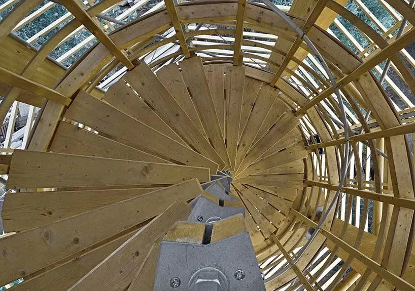 Дерев'яні сходи обсерваторії  / Фото Designboom