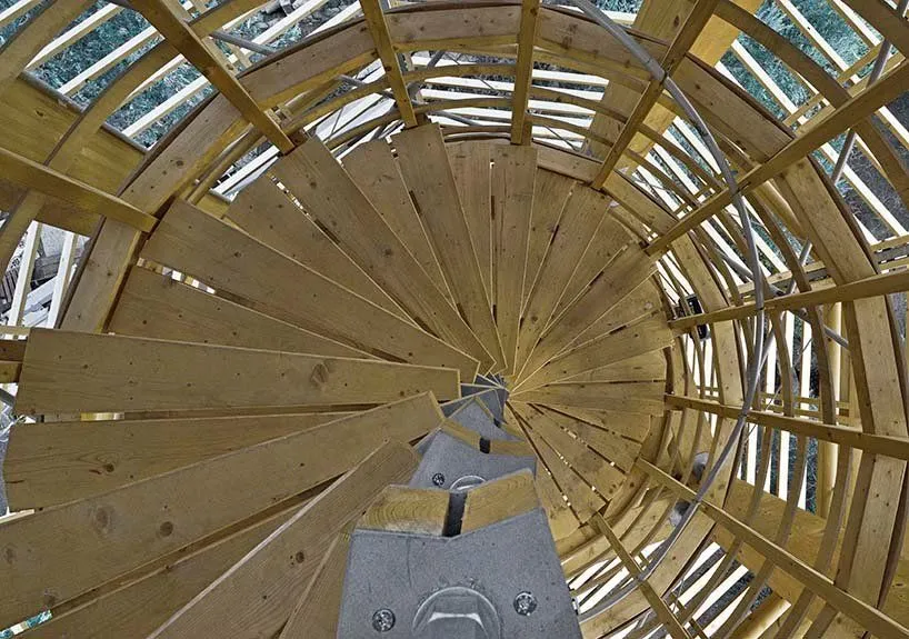 Дерев'яні сходи обсерваторії  / Фото Designboom Дерев'яні сходи обсерваторії  / Фото Designboom