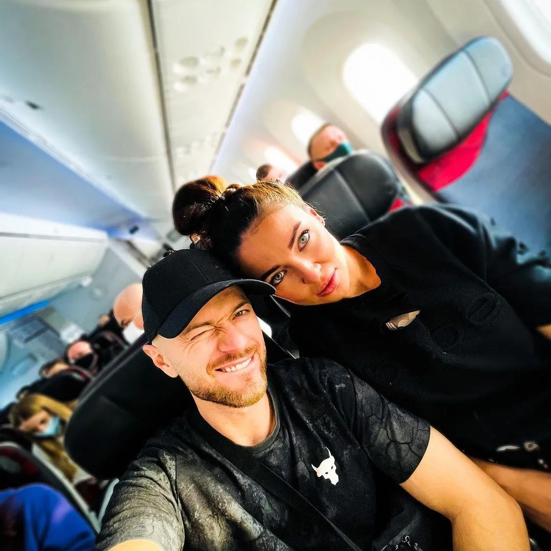 Влад Яма з дружиною в літаку