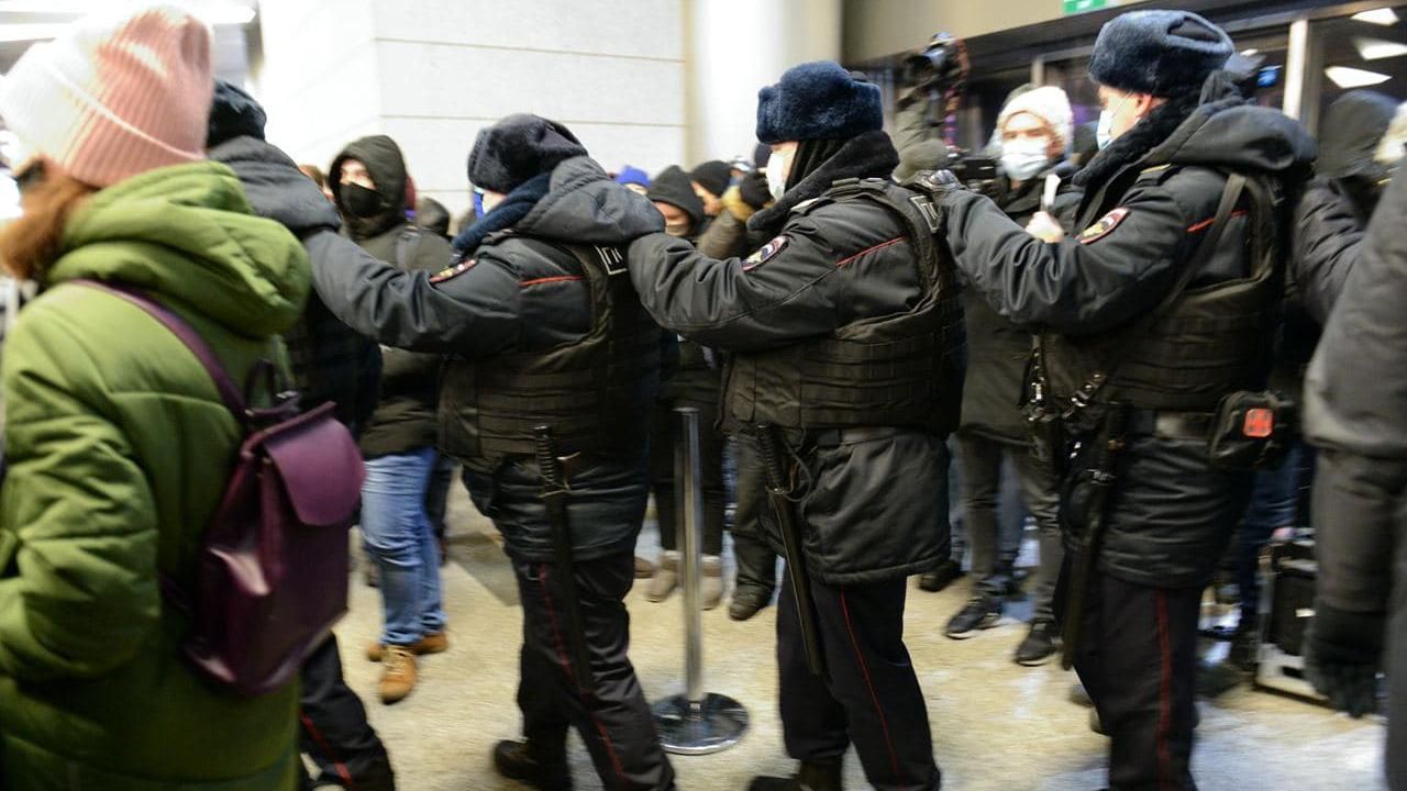 Навальний повертається до Росії: ОМОН в аеропорту розбушувався – усі деталі з Внуково Навальний повертається до Росії: ОМОН в аеропорту розбушувався – усі деталі з Внуково