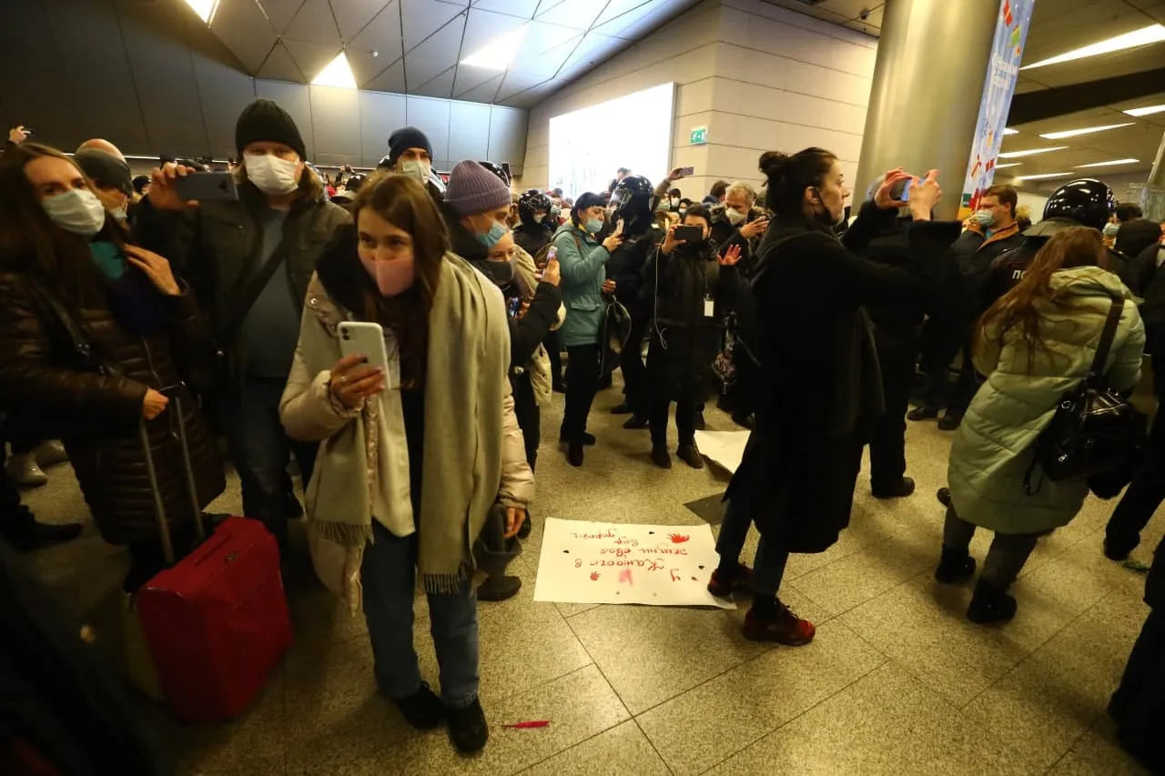 Бузова, ОМОН, Навальний, Росія, Москва, Внуково, прибуття Навального Бузова, ОМОН, Навальний, Росія, Москва, Внуково, прибуття Навального