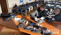 Порушення під час виборів: поліцейські затримали киян за участь у виборчих "каруселях" Порушення під час виборів: поліцейські затримали киян за участь у виборчих "каруселях"