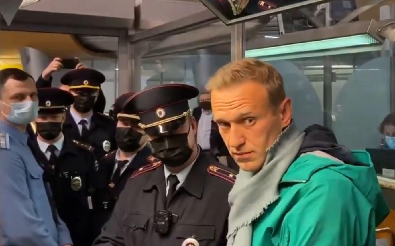 В соцсетях отреагировали на задержание Навального