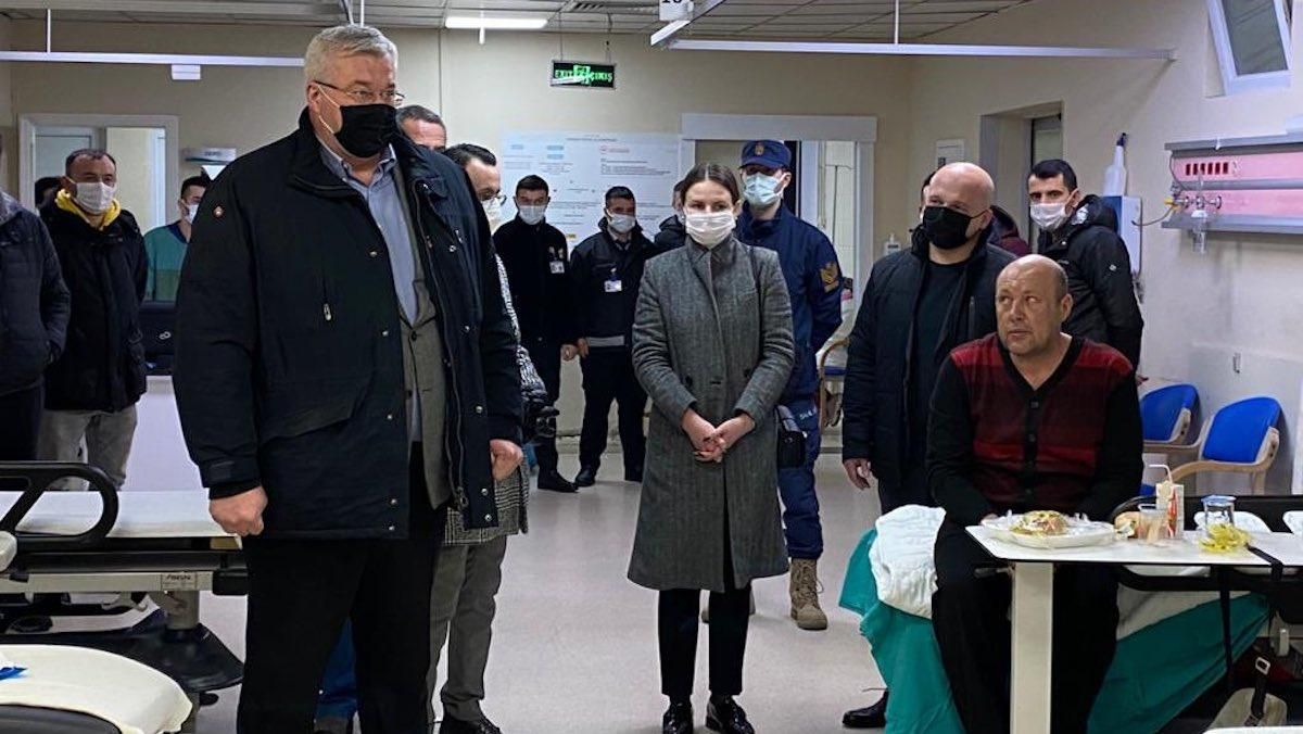 Посол у Туреччині відвідав врятованих із затонулого судна моряків