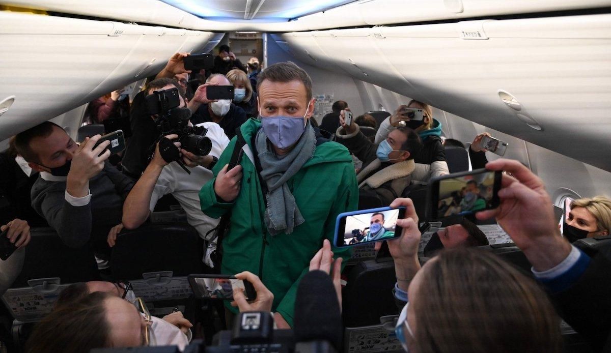 Навального вывезли из Москвы, с ним нет связи: что известно