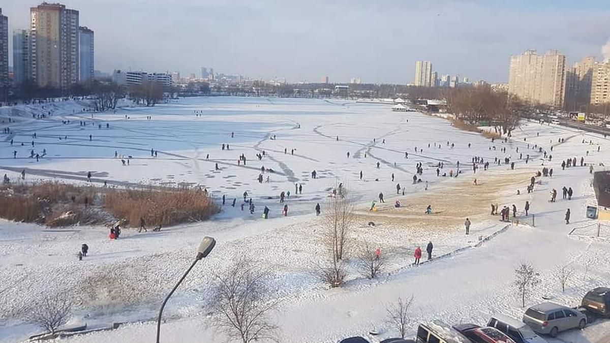 У Києві патрульний витяг дитину з-під криги У Києві патрульний витяг дитину з-під криги