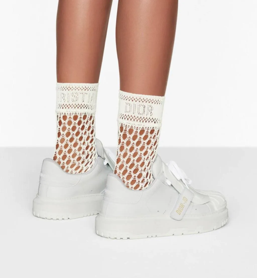 Оновлену версію варто носити з високими шкарпетками Оновлену версію варто носити з високими шкарпетками