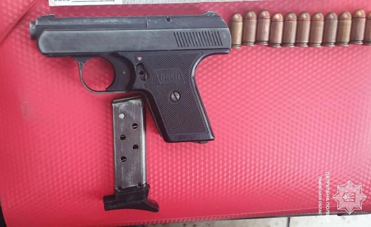 У Львові безпритульний продавав зброю біля супермаркету: чоловікові загрожує в'язниця – фото У Львові безпритульний продавав зброю біля супермаркету: чоловікові загрожує в'язниця – фото