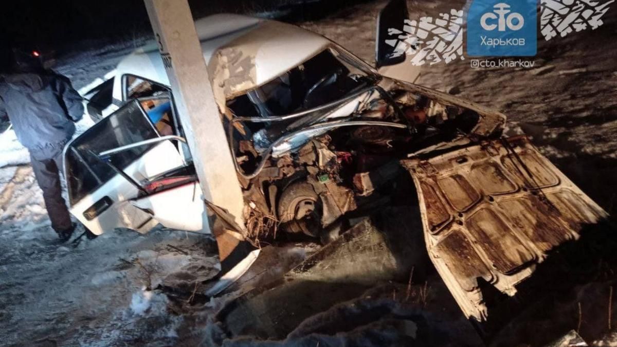 На Харьковщине пьяный водитель на ВАЗ влетел в столб На Харьковщине пьяный водитель на ВАЗ влетел в столб