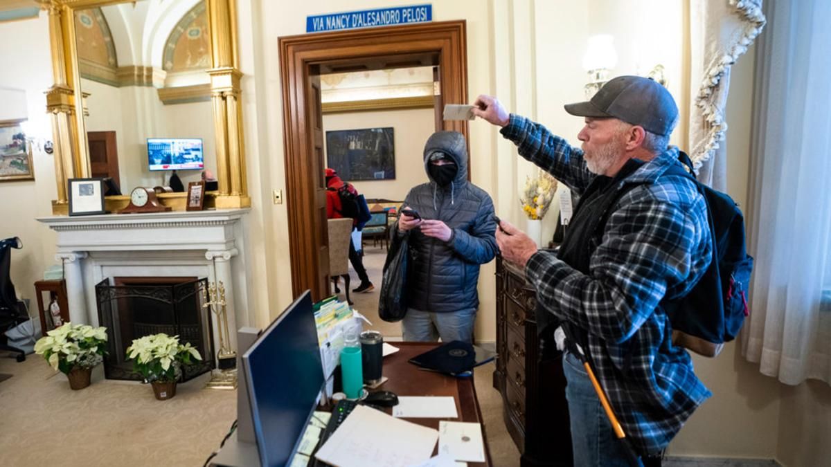 Ноутбук Пелоси хотели продать россиянам: в ФБР появился свидетель Ноутбук Пелоси хотели продать россиянам: в ФБР появился свидетель