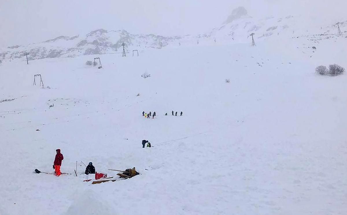 Сход лавины на курорте Домбай: что известно о пострадавших