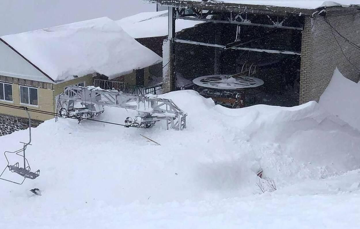 Видео схода лавины на курорте Домбай в России 18.01.2021 Видео схода лавины на курорте Домбай в России 18.01.2021