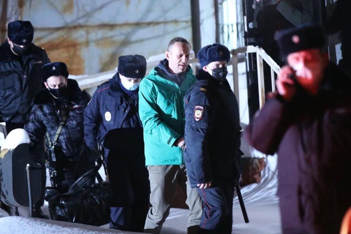 Навального вивезли з поліцейського відділку в СІЗО: фото, відео