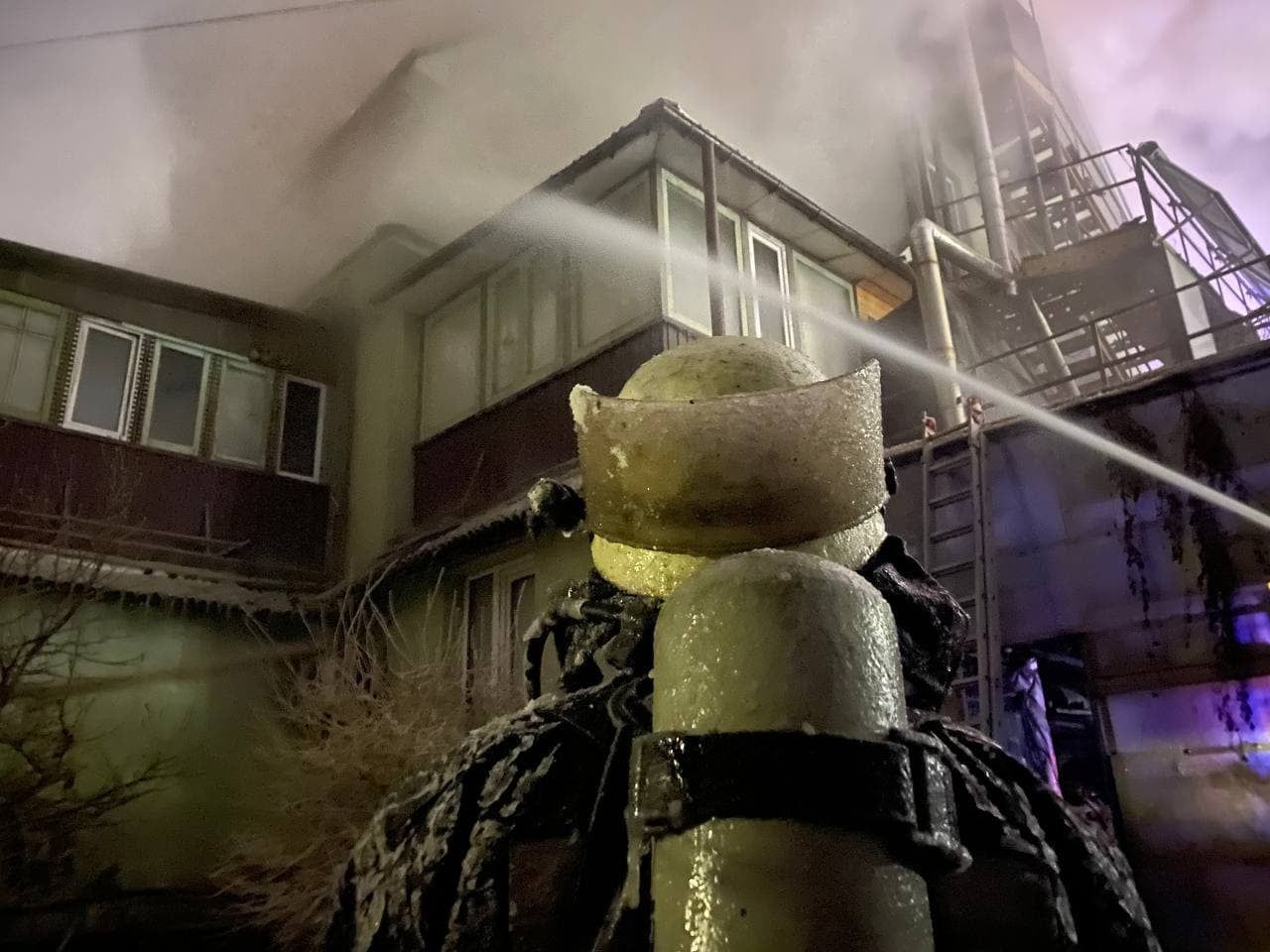 У Києві пожежники побороли вогонь попри сильний мороз У Києві пожежники побороли вогонь попри сильний мороз