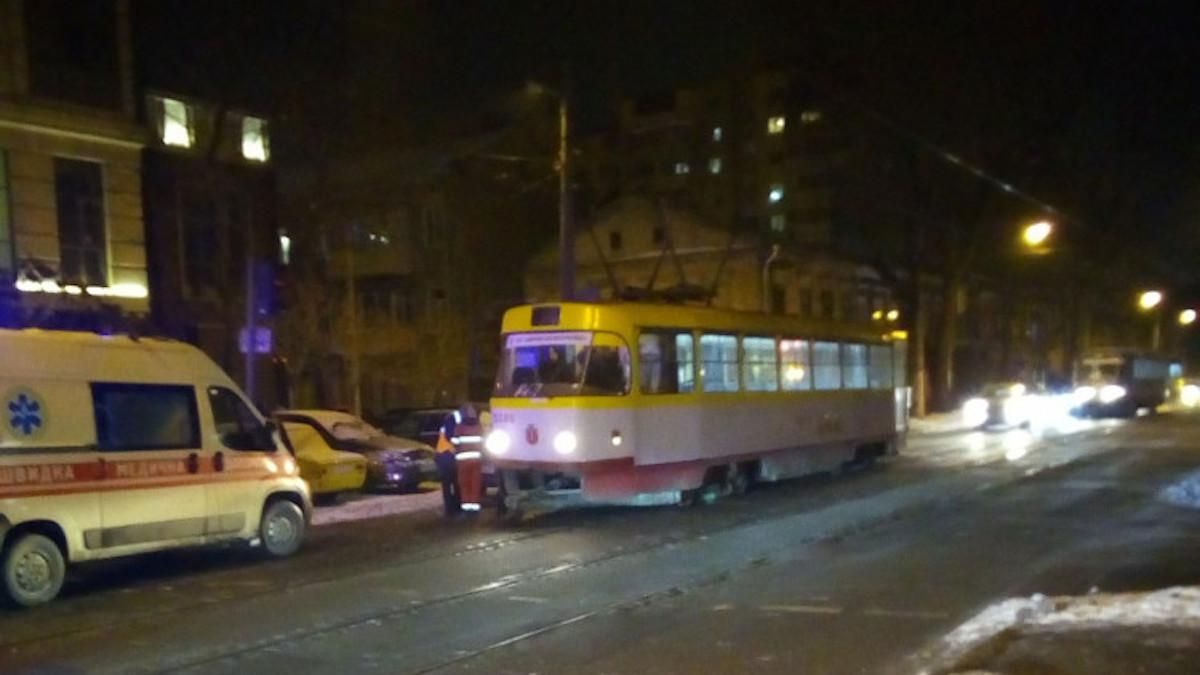 В Одесі чоловік в авто підрізав трамвай і напав на його водійку: фото В Одесі чоловік в авто підрізав трамвай і напав на його водійку: фото