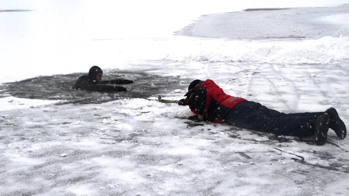Як рятуватися, якщо провалилися під лід: поради ДСНС Як рятуватися, якщо провалилися під лід: поради ДСНС