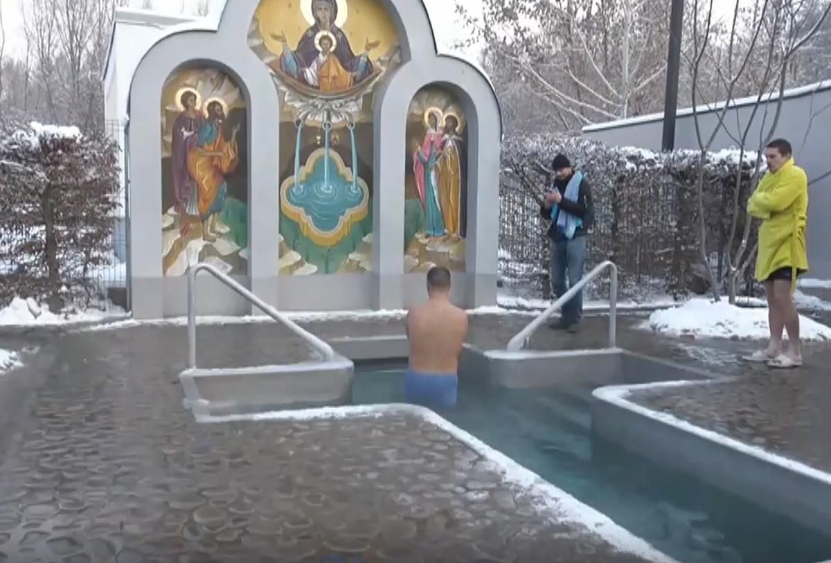 Як харків'яни занурювалися в купіль та святкували Водохреще Як харків'яни занурювалися в купіль та святкували Водохреще